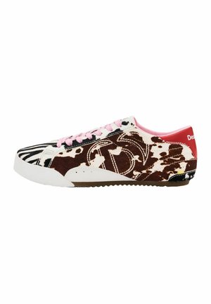 Niskie sneakersy z nadrukiem krowy oraz paskami zebry, różowymi sznurowadłami, czerwoną zawieszką na pięcie i teksturowaną gumową podeszwą.