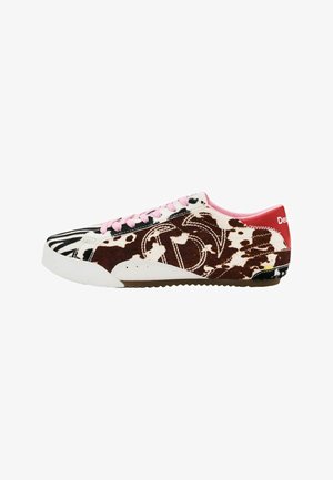 Niedriger Sneaker mit Kuhmuster und Zebrastriemen, pinken Schnürsenkeln, rotem Fersenlasche und strukturierter Gummisohle.