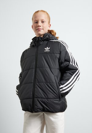 Chaqueta acolchada negra con el logo blanco de Adidas en el pecho, que presenta acentos de tres rayas blancas en las mangas y una capucha.