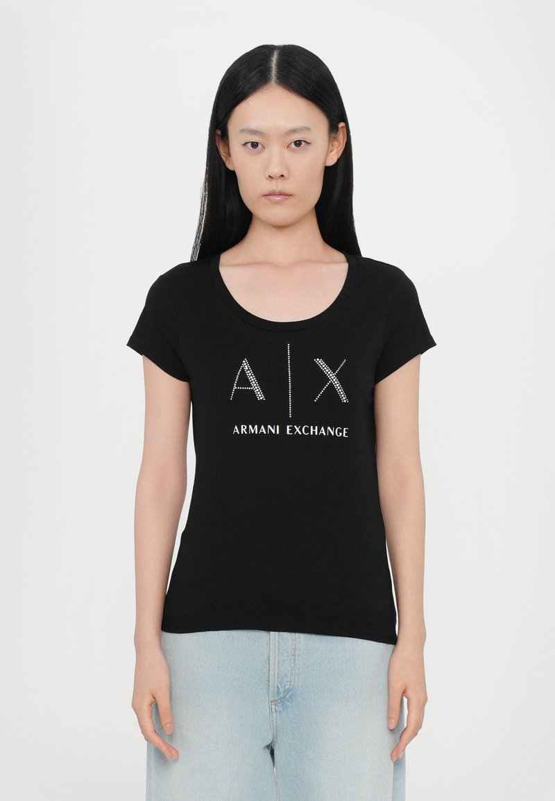 Must must särg, millel on ümar kaelus, musta värvi, mille ees on valgete tähtedega trükitud "A|X ARMANI EXCHANGE" ja studitud aktsendid.