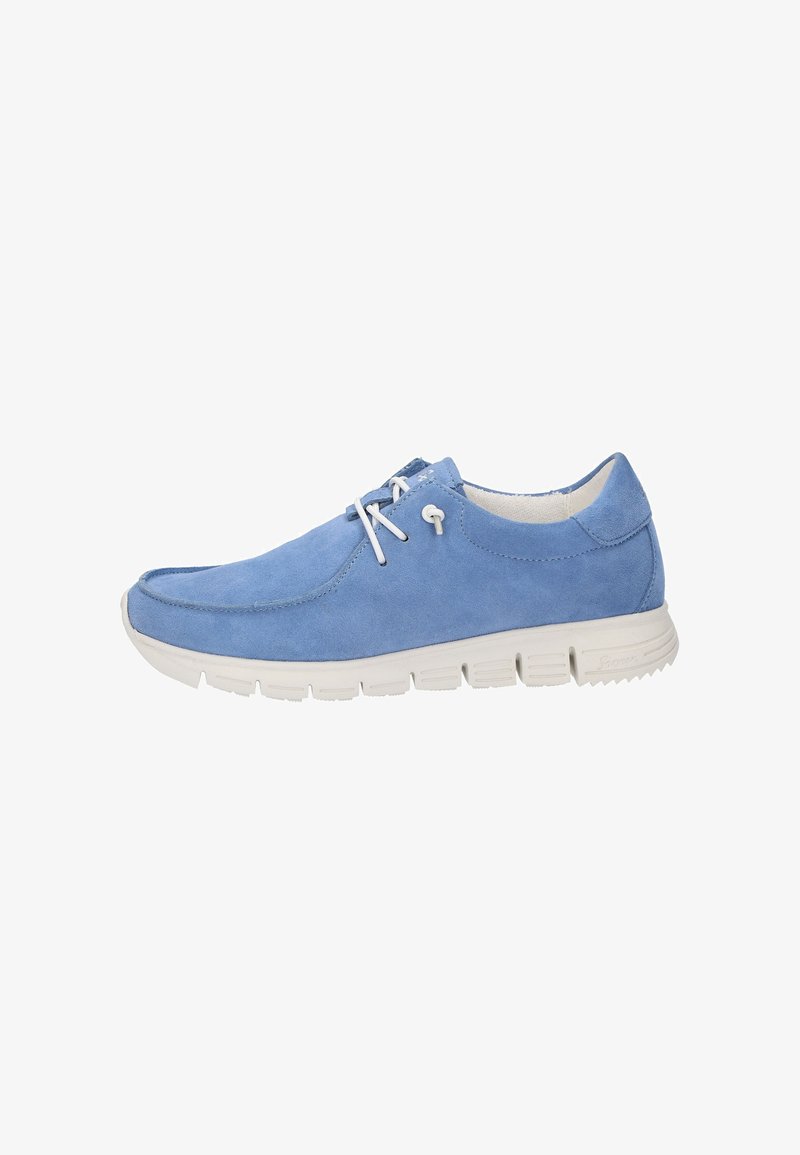 Baskets en daim bleu avec des lacets blancs, semelle en caoutchouc, bout arrondi et dessus texturé. Présente des coutures minimales et un design low-profile.
