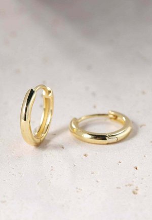 Pendientes de aro dorados con un diseño suave y redondeado. Los pendientes tienen un ligero brillo y un mecanismo de cierre seguro.