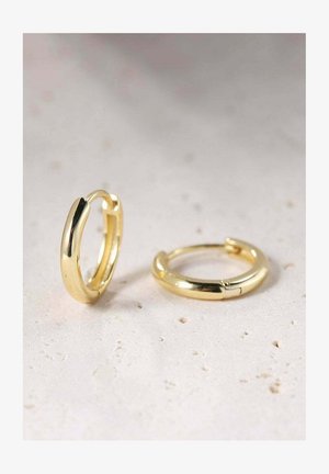 Pendientes de aro dorados con un diseño suave y redondeado. Los pendientes tienen un ligero brillo y un mecanismo de cierre seguro.