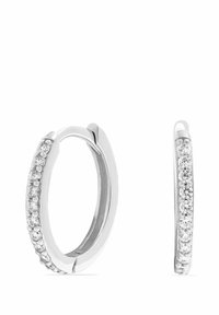 Silver hoops med en rad klara stenar längs ena sidan. Slät yta med polerad finish. Dubbel-sidig vy visad.