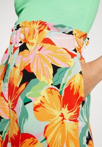 ONLY Petite ONLNOVA LUX ALBA  - Calções - sun orange