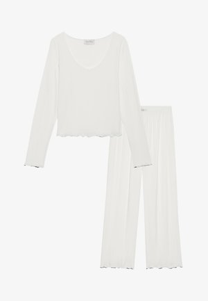 Set di abbigliamento da casa bianco composto da due pezzi, con una maglia a maniche lunghe che presenta un collo a barca e bordi ondulati, abbinata a pantaloni a gamba larga.