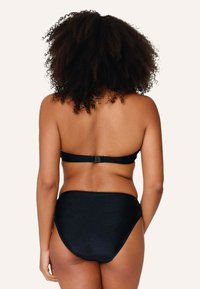 Čierny dvojdielny bikini s bandeau topom na zapínanie a vysokými nohavičkami; hladká, elastická látka s matným povrchom.