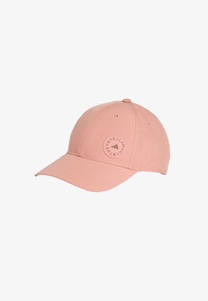 Gorra de béisbol rosa hecha de tela suave, con una corona redondeada, visera curvada y un parche de logo circular en la parte frontal.