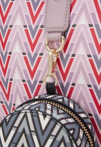 Mönstrad väska med en flerfärgad chevrondesign i lavendel, röd och grå, med en avtagbar rund plånbok och detaljer i guld.
