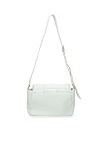 Borsa a spalla in pelle verde chiaro con design trapuntato, tracolla regolabile e superficie liscia. Presenta una chiusura con zip e dettagli in metallo dorato.