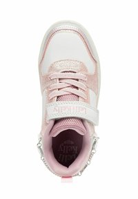 Sneaker bianco con dettagli in glitter rosa, linguetta in rete e fascetta in velcro. Presenta una suola testurizzata e il logo interno. Dettaglio in catena argentata sul lato.