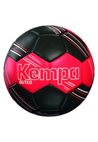 Sort og lyserød fodbold med hexagonale paneler, tekstureret overflade og hvide striber. Har "Kempa Buteo" logoet fremtrædende.