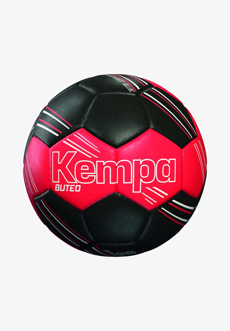 Zwarte en roze voetbal met hexagonale panels, gekorrelde oppervlakte en witte strepen. Heeft het logo "Kempa Buteo" opvallend aanwezig.