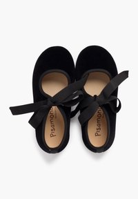 Zapatos de ballet de terciopelo negro con punta redonda, que cuentan con una suela suave y cintas de satén para abrochar. En el interior tienen una plantilla de marca en tono marrón.