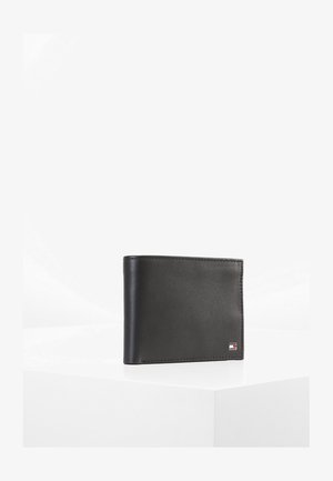 Schwarzes Lederportemonnaie mit glatter Textur, im Bi-Fold-Design und einem kleinen, dreifarbigen Logo in der unteren Front-Ecke.