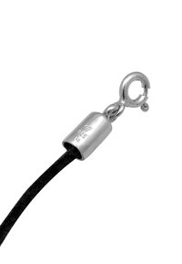 Sølvspænde fastgjort til en cylindrisk metalpendant, parret med en sort snor. Spændet har et fjederdesign for sikker lukning.