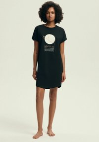 Czarna sukienka T-shirt z krótkimi rękawami, z wzorem Kintsugi w złotym i białym kolorze, o luźnym fasonie i zaokrąglonym dolnym brzegu. Miękka bawełniana tkanina.