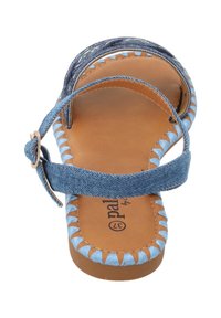 Infradito in denim con fascette incrociate, colore azzurro chiaro, dettagli cuciti e soletta in pelle marrone. Presenta una chiusura con fibbia.