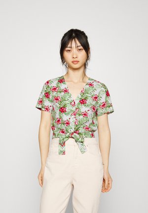 Blusa de mangas curtas floral em verde claro com flores rosas e padrões de folhas, com decote em V e um detalhe de laço na frente.
