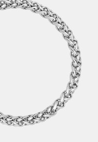 Collana in argento con maglie intrecciate, finitura lucida e superficie liscia. Misura circa 5 mm di larghezza.