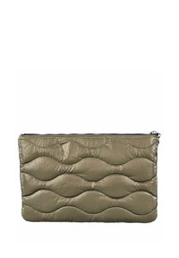 Oliwkowa pikowana saszetka wykonana z błyszczącego, gładkiego materiału; posiada zamknięcie na suwak i wzór fal na powierzchni.