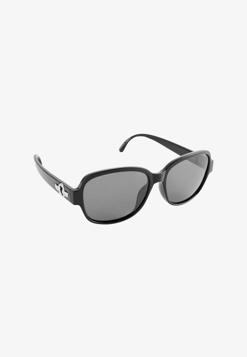 Lunettes de soleil noires avec une forme rectangulaire, verres sombres, monture en plastique brillant et détail en accent couleur argent sur la branche.