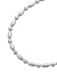 Stříbrný náhrdelník s oválnými a kulatými korálky s lesklým povrchem. Design obsahuje jemné vyryté vzory na oválných korálkách.