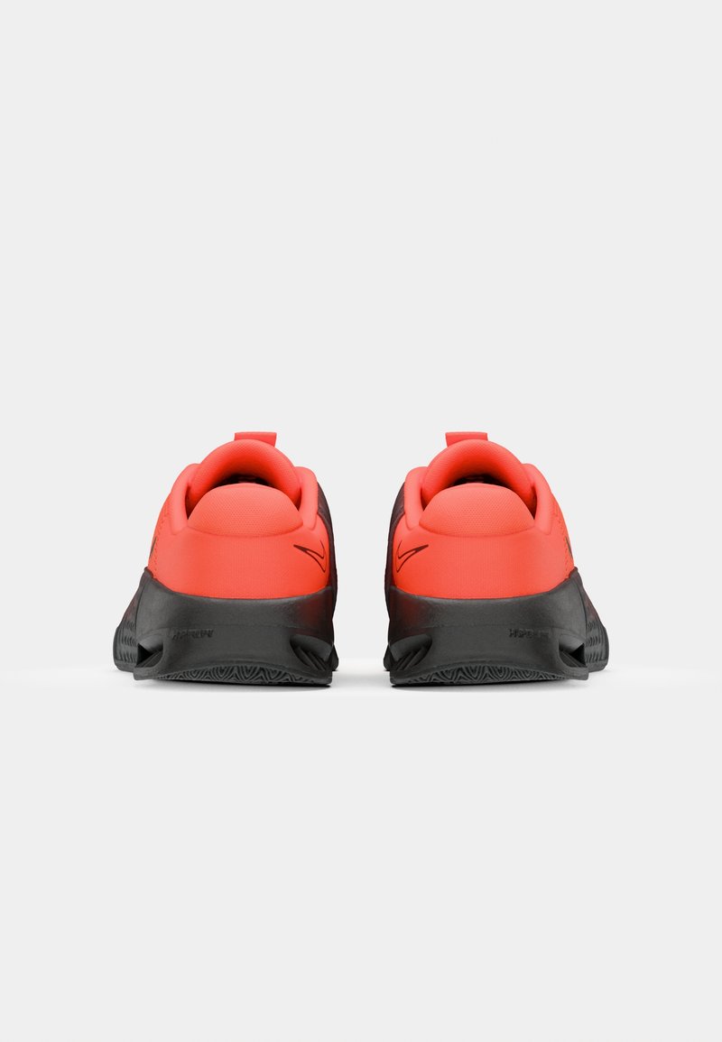 Le scarpe da atletica rosse e nere presentano una tomaia in sintetico liscio e una suola in gomma testurizzata, con un inserto sul retro per indossarle facilmente.