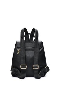 Sac à dos en cuir noir avec surface texturée, bretelles noires réglables, accents en métal doré, et une poche arrière zippée.