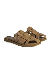 Braune Leder-Sandalen mit einem geflochtenen Oberdesign, offener Zehenpartie, flacher Sohle und glatter Textur. Keine zusätzlichen Verzierungen.