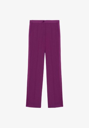 Paarse broek gemaakt van gladde stof, met een rechte pijp, een knoopsluiting en twee zijzakken.