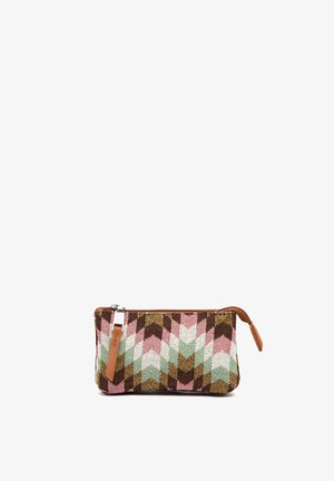 Bolsa de tela rectangular con patrón de zigzag en rosa, verde, marrón y blanco, con una pestaña de cremallera de cuero marrón.