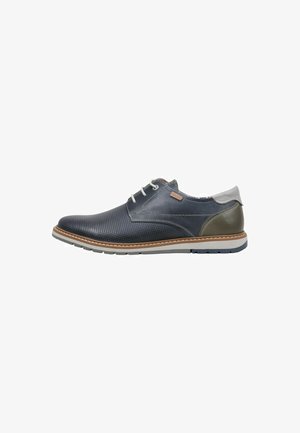 Zapato casual de vestir para hombre en cuero azul marino y oliva, con cordones blancos y suela de goma, vista lateral sobre fondo blanco.