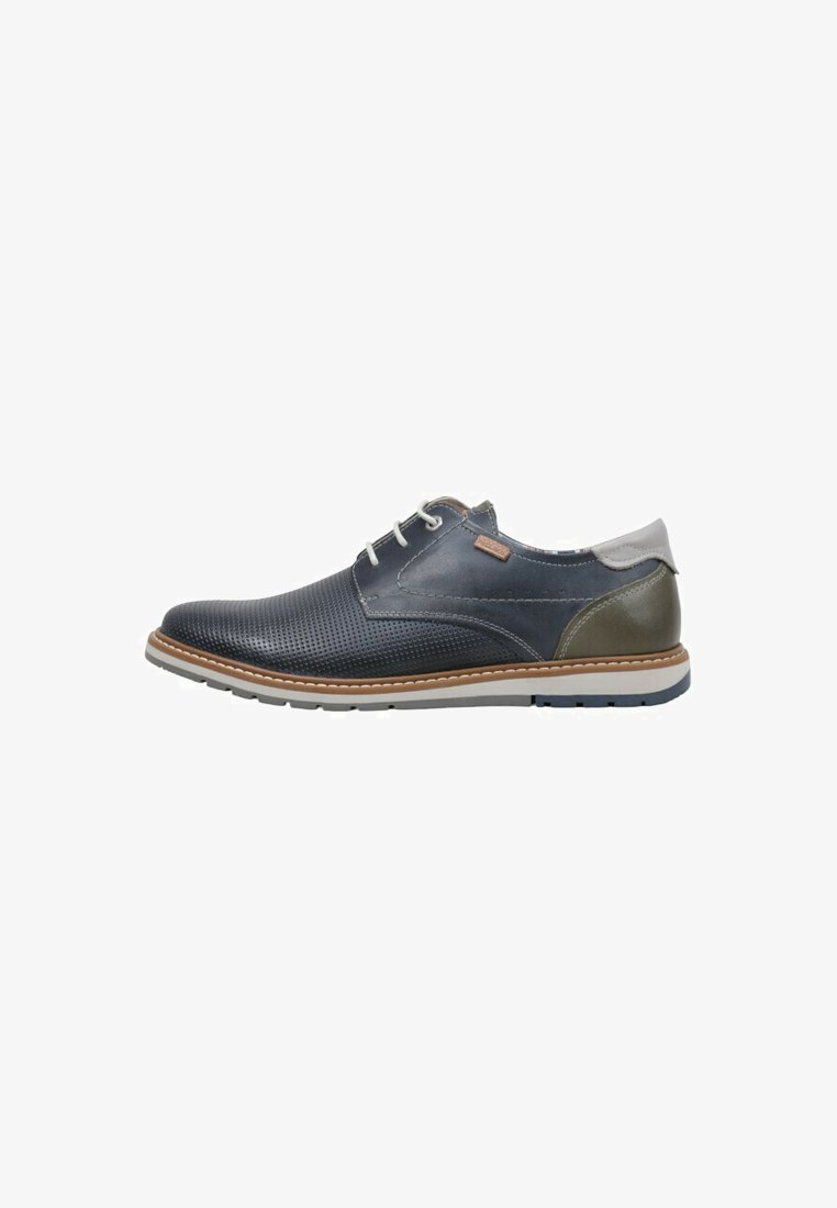 Chaussure habillée décontractée pour homme en cuir bleu marine et olive avec lacets blancs et semelle en caoutchouc, vue de côté sur fond blanc.