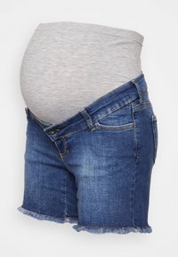 Jeansshorts mit ausgefranstem Saum, kombiniert mit einem hellgrauen, elastischen Oberteil, das für einen runden Bauch geeignet ist.