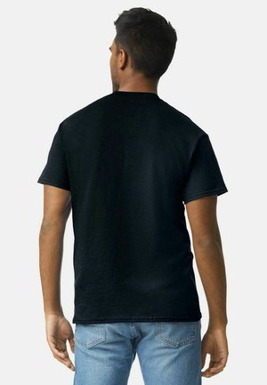Sort t-shirt med korte ærmer lavet af bomuld, med en klassisk rund hals og en blød tekstur. Bæres med lyseblå jeans.