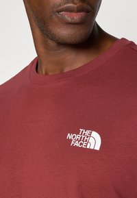 The North Face M SS BOX NSE TEE - T-shirts print - sumac/asphalt grey