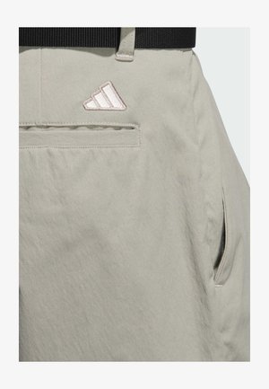 Lichtgrijze shorts van een gestructureerde stof, met een zwarte tailleband, zijzakken en een geborduurd drie-strepenlogo op de achterkant.