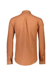 Camicia a maniche lunghe in tessuto arancione bruciato e testurizzato. Presenta un colletto standard, una spalla posteriore e polsini con bottoni bianchi.