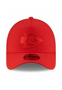 Rote verstellbare Baseballmütze mit einem geprägten Kansas City Chiefs-Logo in der Mitte, einem gebogenen Schirm und strukturiertem Stoff.