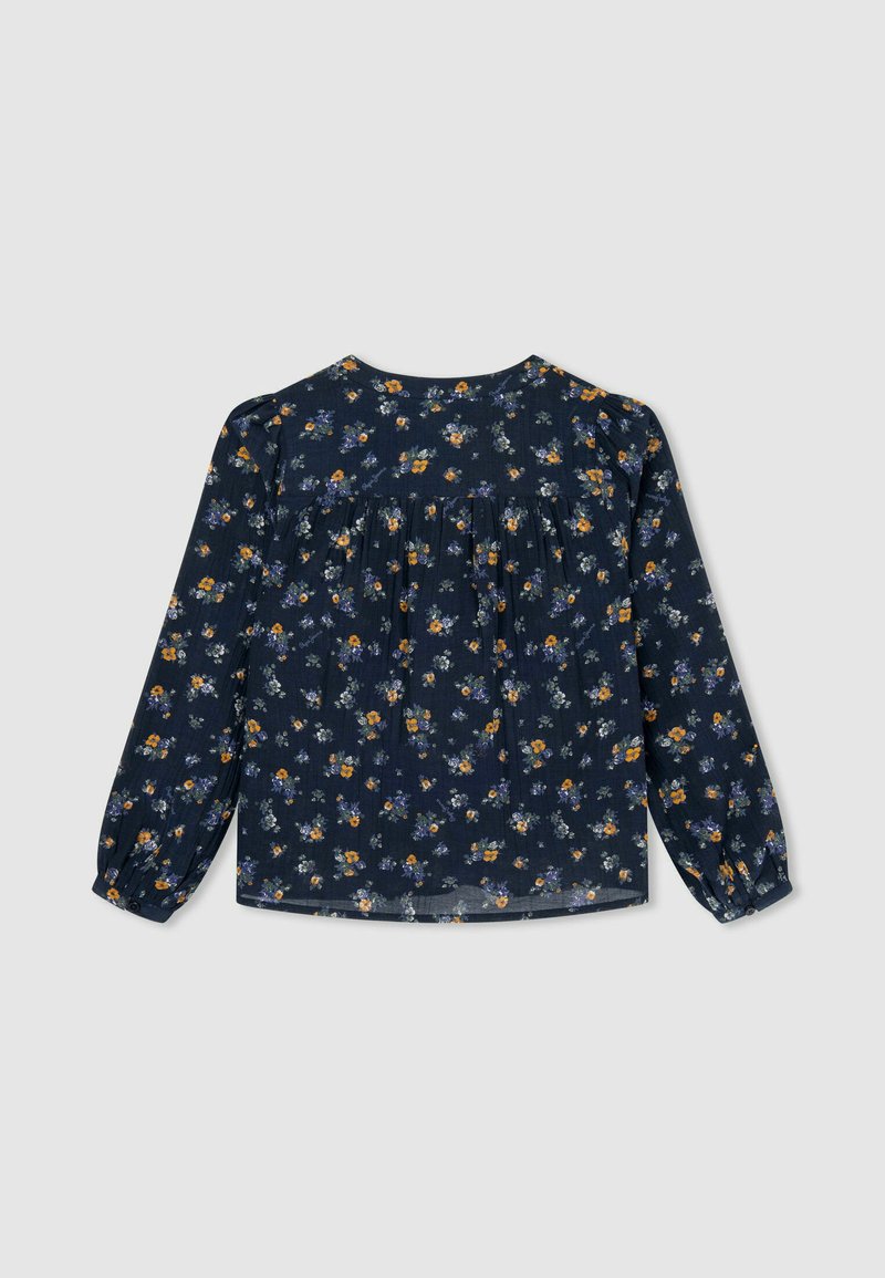 Blusa de manga larga azul marino con pequeño estampado floral en amarillo, blanco y morado, que presenta un canesú fruncido y puños con botones.