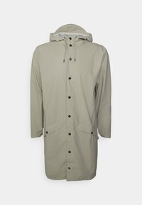 Impermeabile grigio chiaro di media lunghezza con cappuccio, bottoni frontali e grandi tasche laterali. Finitura liscia con cordini per una vestibilità regolabile.