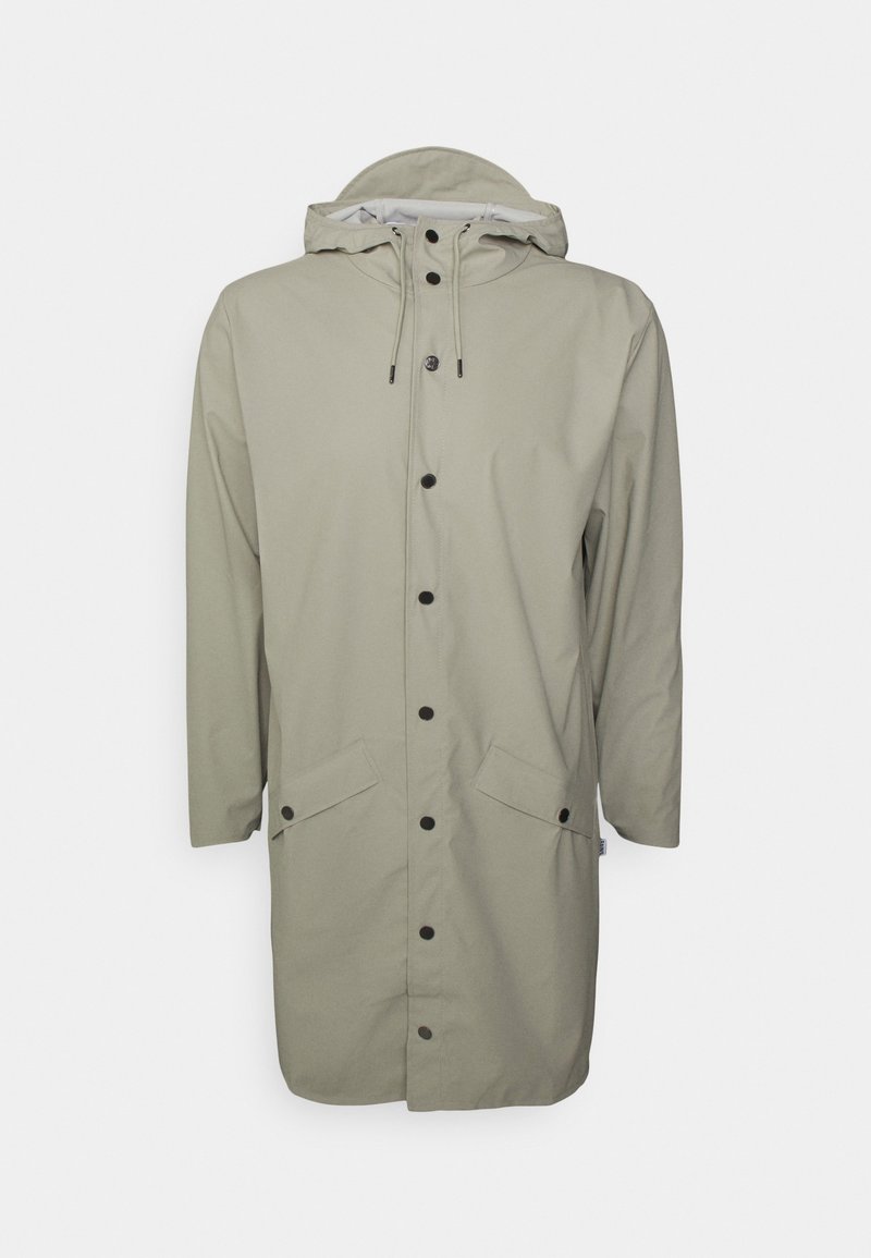 Impermeabile grigio chiaro di media lunghezza con cappuccio, bottoni frontali e grandi tasche laterali. Finitura liscia con cordini per una vestibilità regolabile.