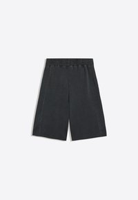 Svarta knälånga shorts med resår i midjan och sidosems detaljer på enfärgad vit bakgrund.