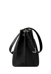 Borsa a secchiello in pelle nera texture con una sola tracolla e hardware in tono oro. Presenta un'apertura a coulisse e una base strutturata.