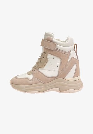 Wysokie sneakersy z połączenia beżowego zamszu i białej skóry. Wyposażone w wyściełany kołnierz, sznurowany przód oraz rzep dla bezpiecznego dopasowania.