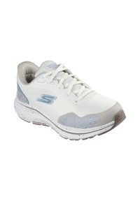 Scarpa da corsa Skechers in rete bianca con accenti blu chiaro, dotata di una suola imbottita, punta arrotondata e design del poggiapiedi maculato.