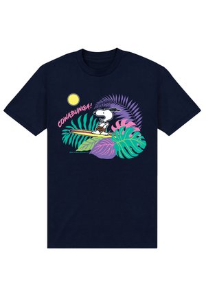Marinefarbenes T-Shirt mit Snoopy, der auf einem gelben Surfbrett surft, umgeben von bunten tropischen Blättern und einer gelben Sonne, mit dem Text "COWABUNGA!".