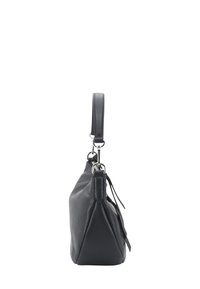 Sac à main en cuir noir avec une surface texturée, de forme triangulaire, et une seule anse supérieure fixée avec un matériel en argent.