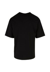 Camiseta negra de manga corta con cuello redondo, confeccionada en una tela suave, con un corte relajado y sin logotipos ni patrones visibles.